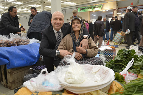 Sarayköy kapalı pazar yerinde ilk pazar kuruldu