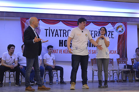 Başkan Özbaş tiyatro oyununda rol aldı