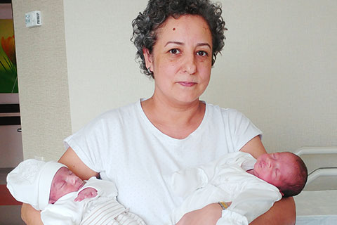 Yıllarca yolunu gözlediği ikizlerini göremedi