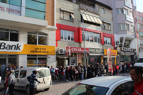 Büyükşehir’den öğrenim yardımı alan öğrenciler banka kuyruğunda