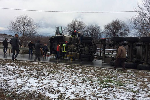Acıpayam’da TIR ile minibüs çarpıştı