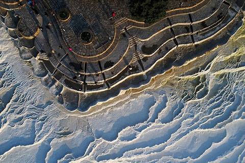 Pamukkale cenneti sunuyor