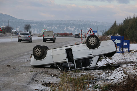 Buzlu yollarda kazalar birbiri ardına geldi