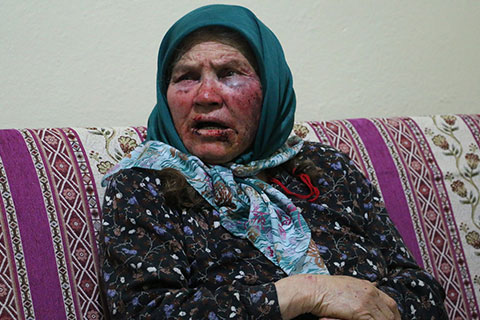 Su istediği yaşlı kadını darp edip, gasp etti