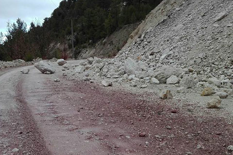 Çameli’de heyelan korkutuyor