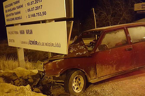 Kontrolden çıktı, tabelaya çarptı