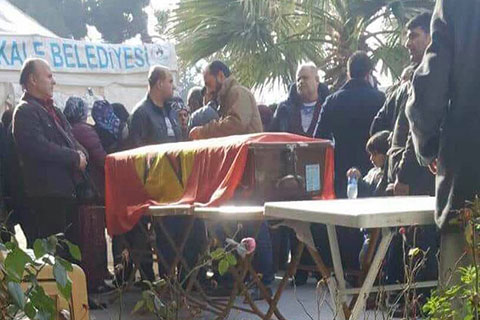 Cenazede bayrak krizi