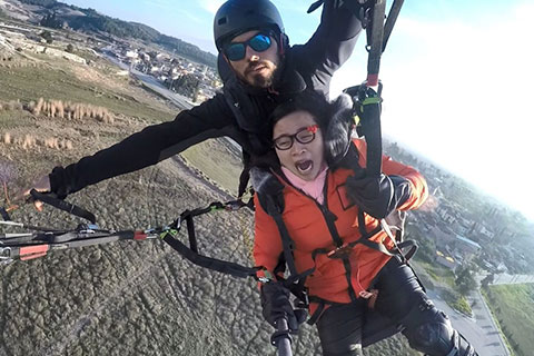 Çinli turist paraşütte baygınlık geçirdi