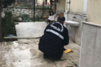 Karısını bıçaklayan koca kaçarken balkondan düştü