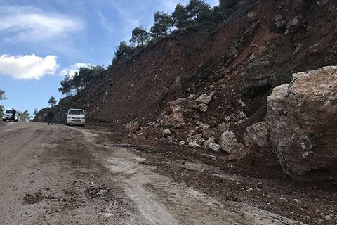 Heyelan nedeniyle trafiğe kapanan yol açıldı