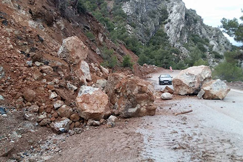 Dev kayalar yolu kapladı, faciaya ramak kaldı