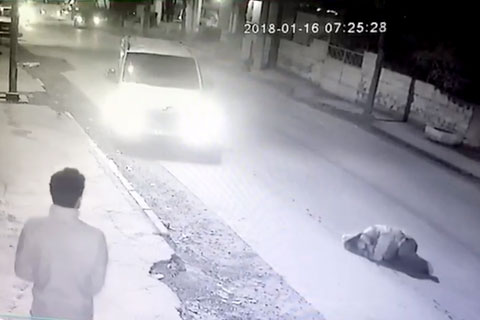 Kamyonetin çarptığı yaşlı adam metrelerce sürüklendi