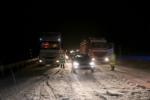 Yollar geçit vermiyor, kaza üstüne kaza yaşanıyor