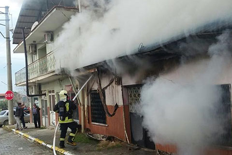 Tek katlı ev alevlere teslim oldu