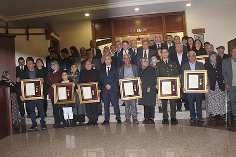 Şehit yakınları ve gazilere Devlet Övünç Madalyası ve Beratı verildi