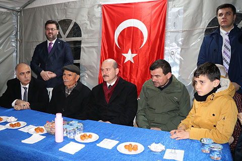Bakan Soylu şehit ailesini ziyaret etti