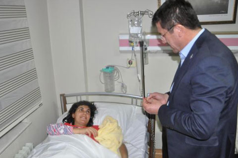 Bakan Zeybekci, 2018 yılının ilk bebeklerine altın taktı