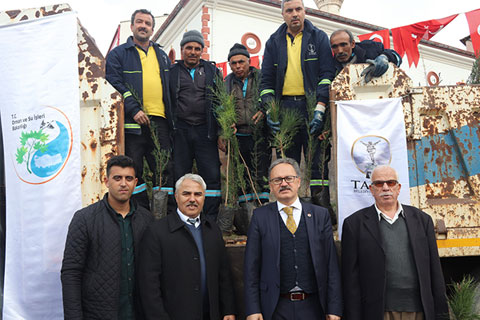 Tavas’ta vatandaşa 2 bin fidan dağıtıldı