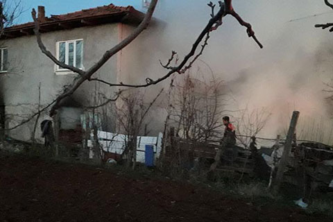 Akalan’da ev alevlere teslim