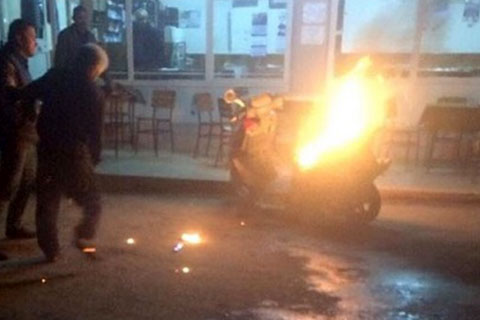 Motosikletten düştü, ateşe verdi