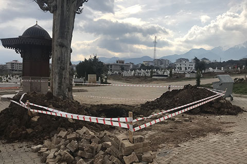 Mezarlıkta kepçeyle kaçak kazı yapan 9 zanlı tutuklandı