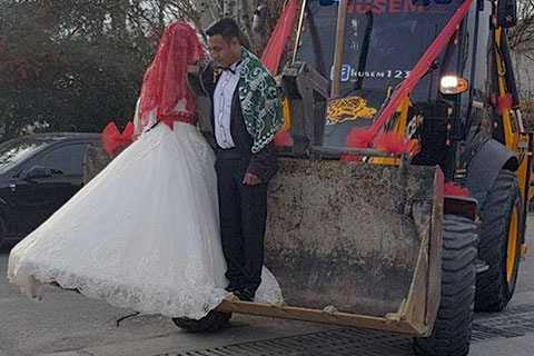 Kepçe gelin arabası oldu