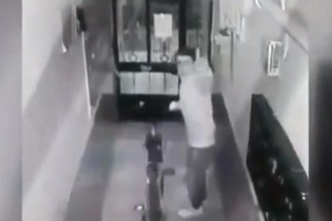 Bisikleti çalıp kameraya el sallayan hırsızlık zanlısı yakalandı