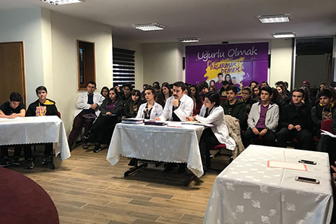 Uğur’lu öğrenciler münazarada