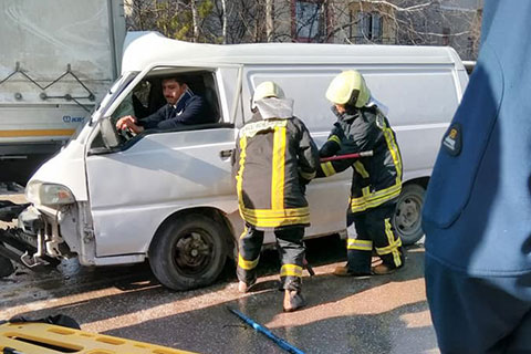 Araçta sıkışan sürücü kurtarılmayı bekledi