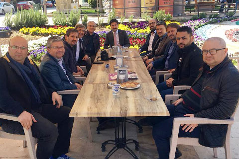 Odada değil kafede ağırladılar