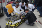 AYAĞI TAKILDI OTOMOBİLİN ÖNÜNE DÜŞTÜ