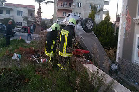 Buldan’da duvarı aşan otomobil bahçeye düştü