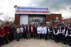 Sağlık ekibine kırmızı karanfil