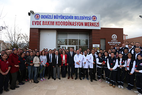 Sağlık ekibine kırmızı karanfil