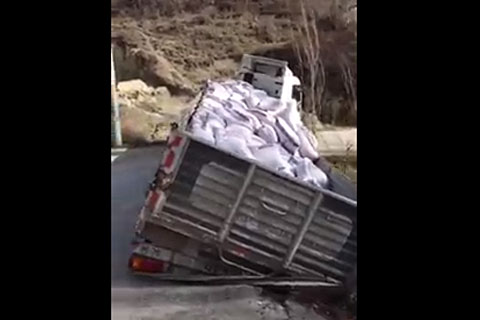 TIR çöken yola saplandı