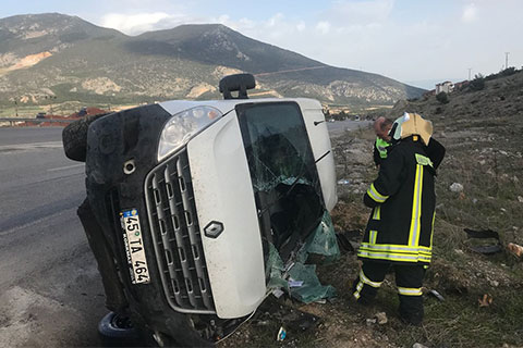Cankurtaran’da minibüs devrildi