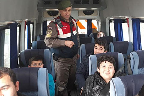 Çivril jandarma servislerdeki öğrencileri tek tek kontrol etti
