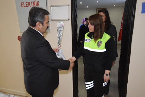 Demir’den kadın personele jest