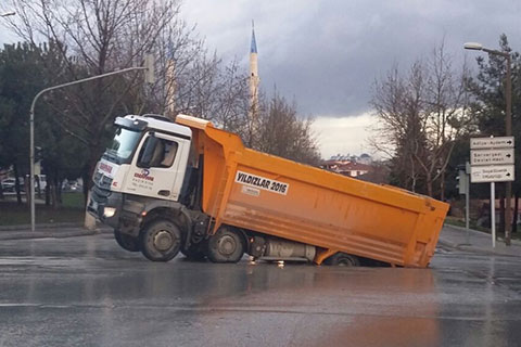 Çöken yola gömülen kamyon şaha kalktı