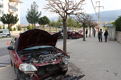 İki otomobil çarpıştı: 6 yaralı