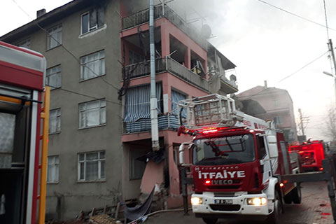 Evi alevler sardı, 2 kişi dumandan etkilendi
