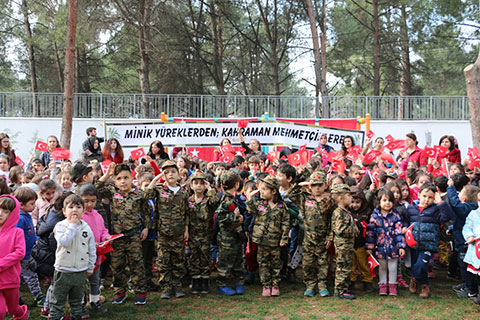 Minikler, cephedeki babaları için kamera karşına geçti