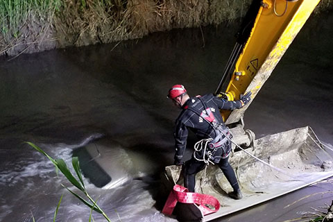 Otomobil dereye uçtu, sürücü kurtuldu