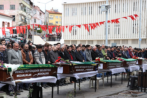 Trafik kazası kurbanı 5 genç toprağa verildi