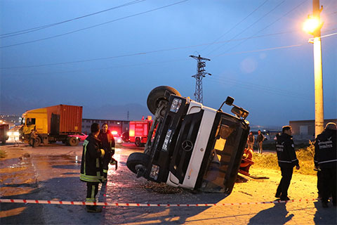 Beton pompası ile TIR çarpıştı: 2 yaralı