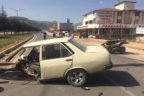 Otomobil ortadan ikiye ayrıldı