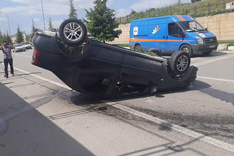 Askeri Yol’da kaza, otomobil takla attı