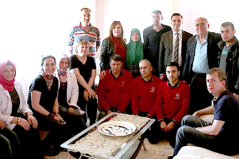 Düğün hediyesi Sevgi Eli’nden