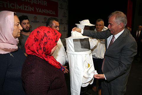 Büyükşehir 1300 üreticiye arı maskesi dağıttı