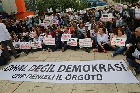 CHP’den oturma eylemi. OHAL değil demokrasi istiyoruz